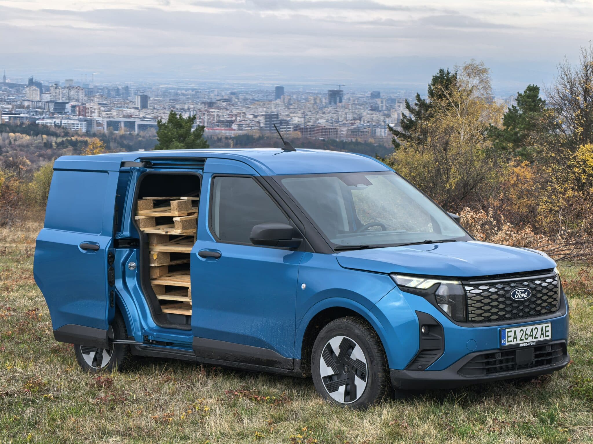 Защо дизеловите бусове вече изостават: тест на Ford E-Courier в реални условия в София