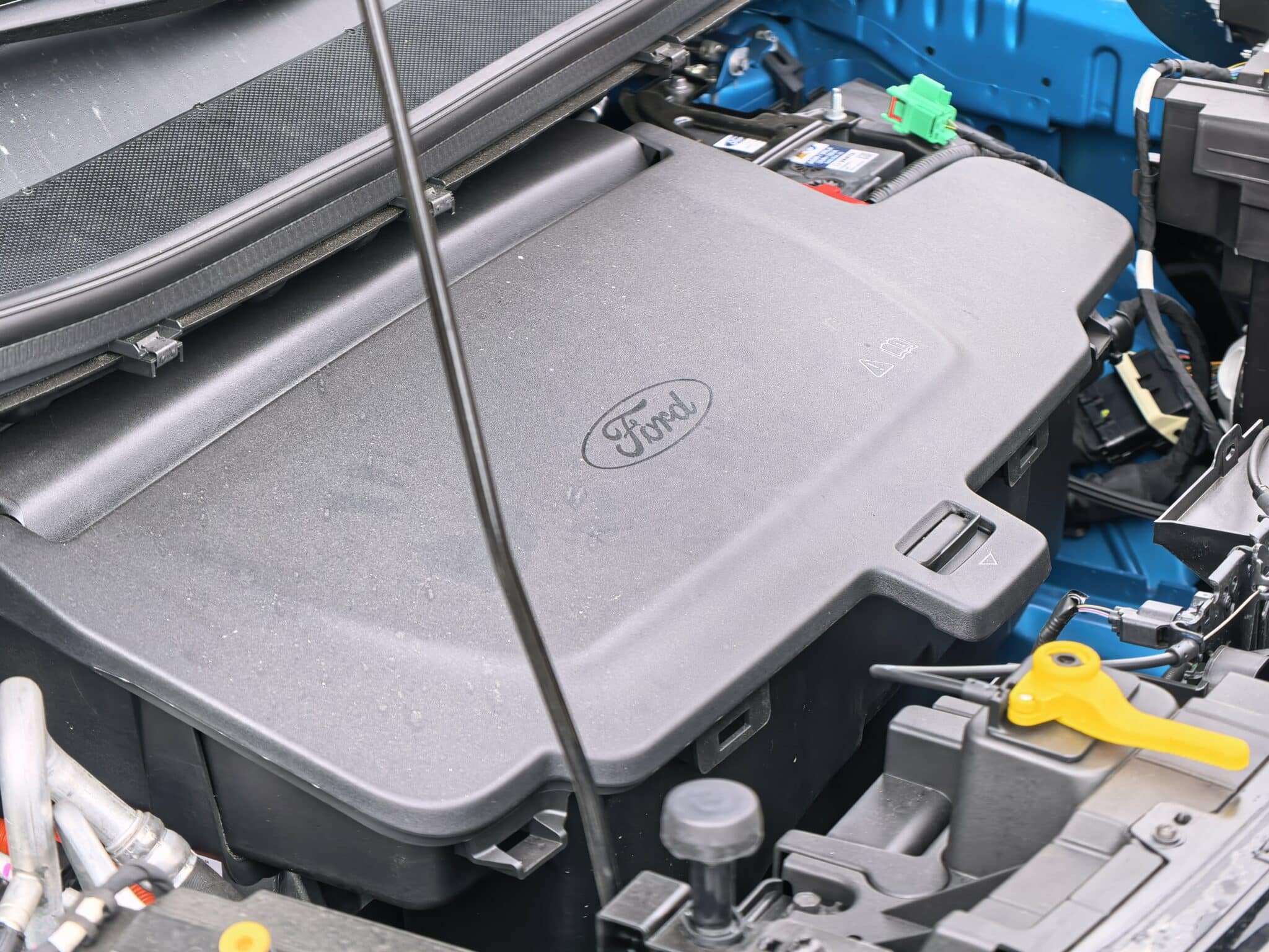 Защо дизеловите бусове вече изостават: тест на Ford E-Courier в реални условия в София