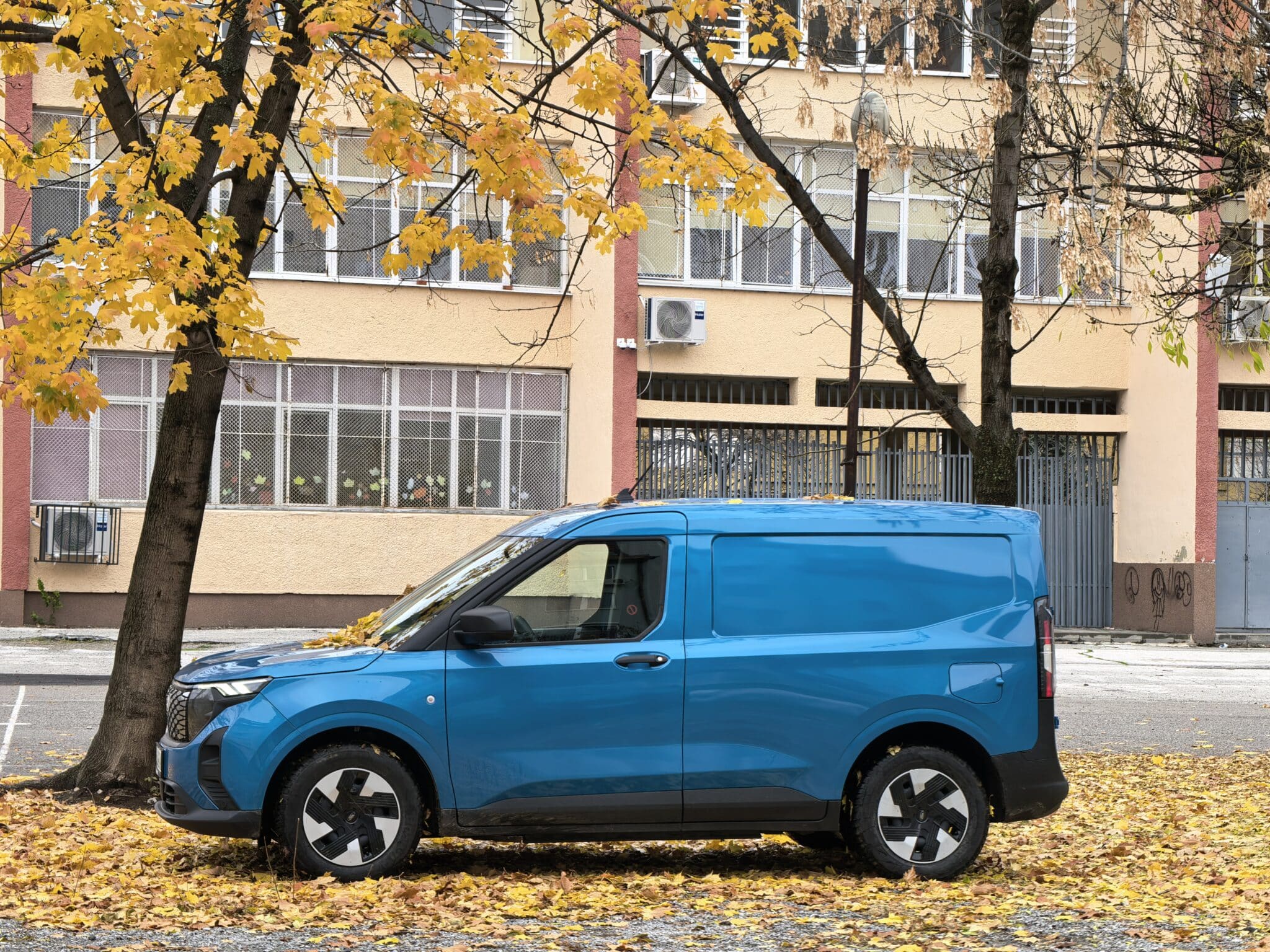 Защо дизеловите бусове вече изостават: тест на Ford E-Courier в реални условия в София