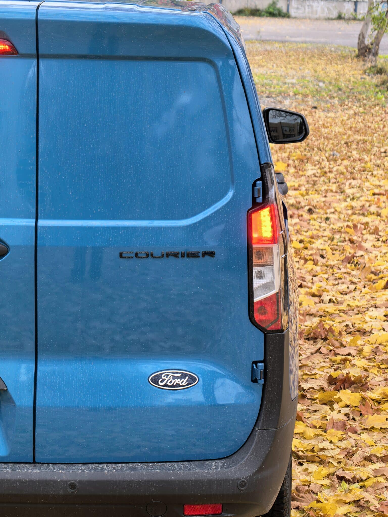 Защо дизеловите бусове вече изостават: тест на Ford E-Courier в реални условия в София