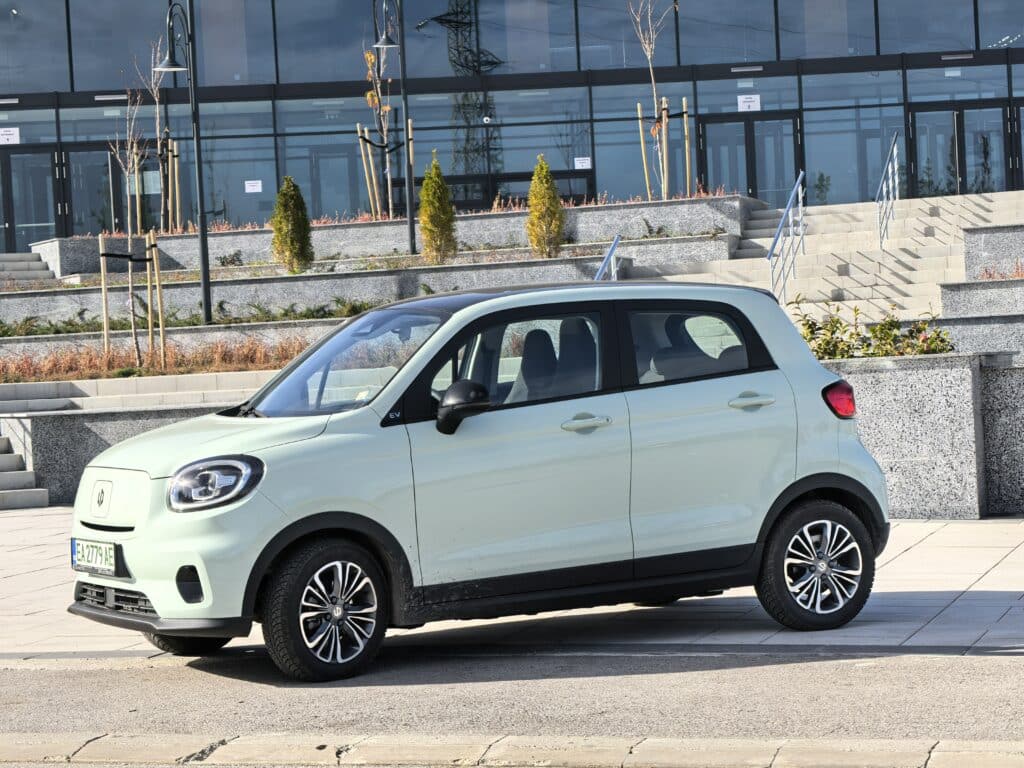 Край на „електричките са за богатите“? Leapmotor: пробег, оборудване и цена като на хибрид вече в България