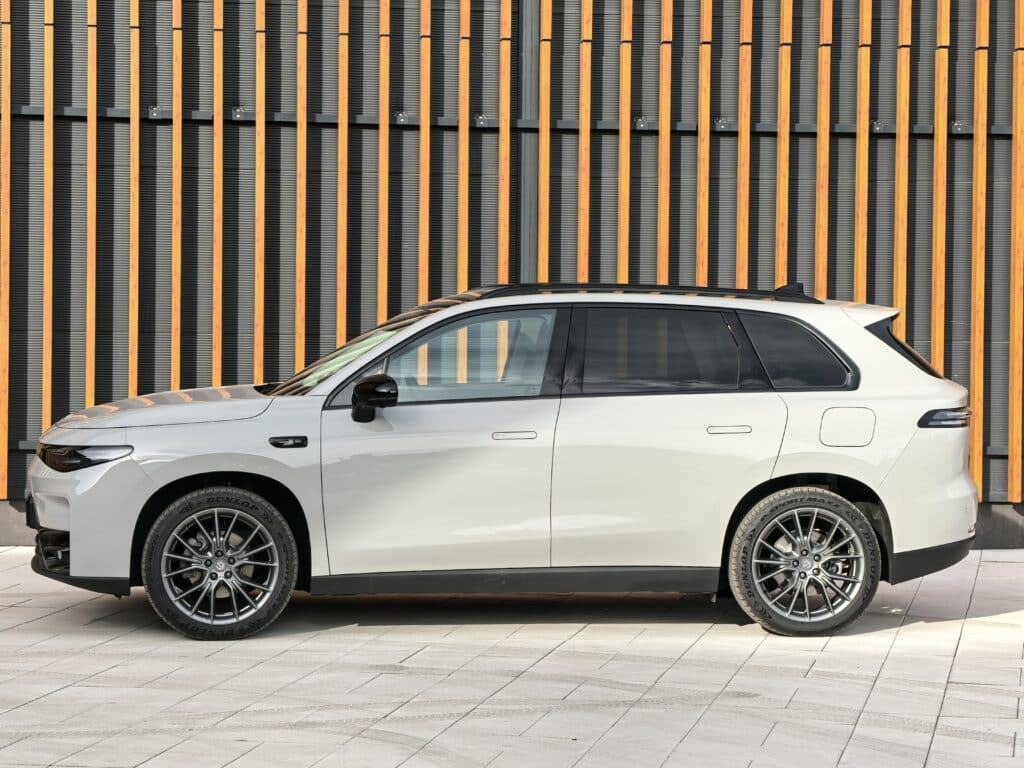 Край на „електричките са за богатите“? Leapmotor: пробег, оборудване и цена като на хибрид вече в България