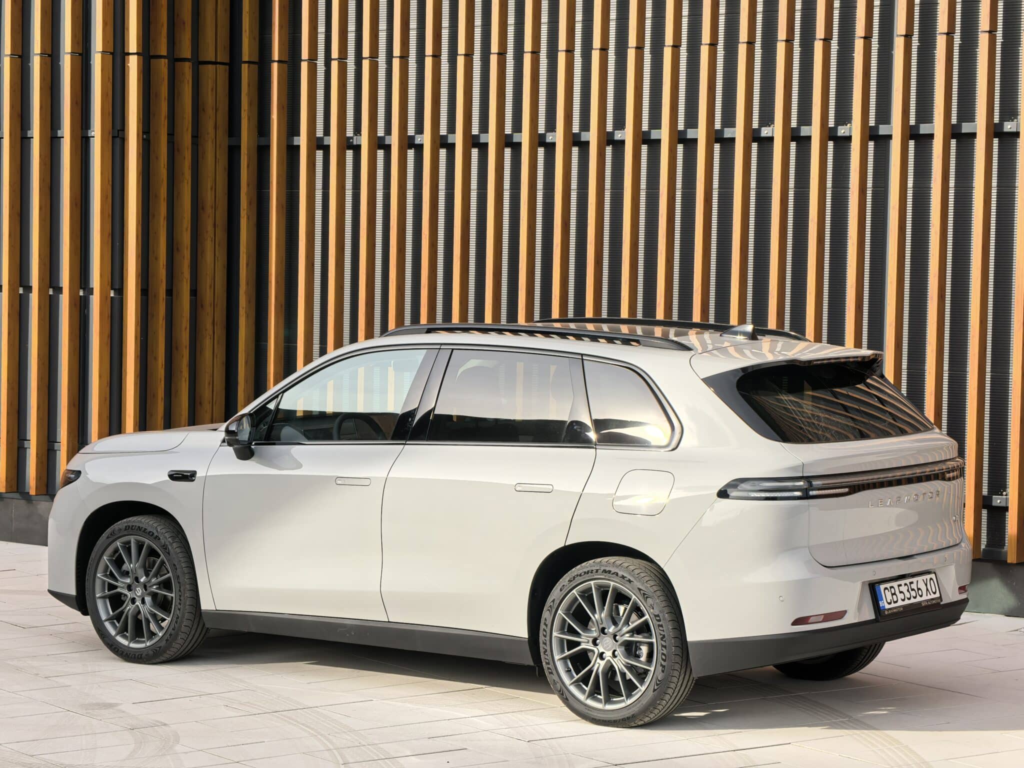 Край на „електричките са за богатите“? Leapmotor: пробег, оборудване и цена като на хибрид вече в България