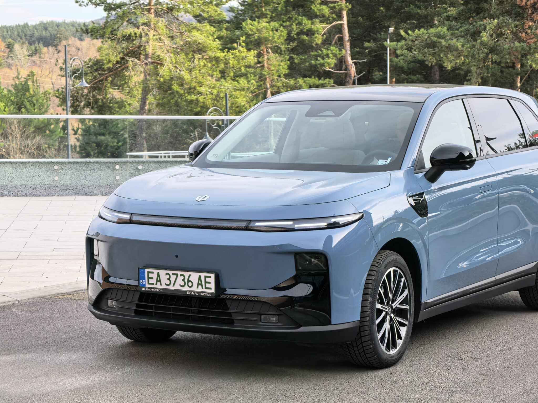 Край на „електричките са за богатите“? Leapmotor: пробег, оборудване и цена като на хибрид вече в България