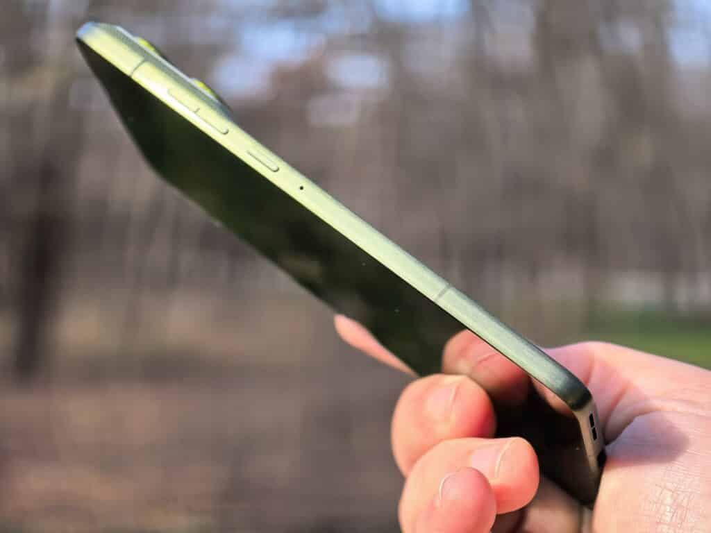 Най-тънкият телефон с най-голямата батерия? Motorola Edge 70 обърка целия пазар
