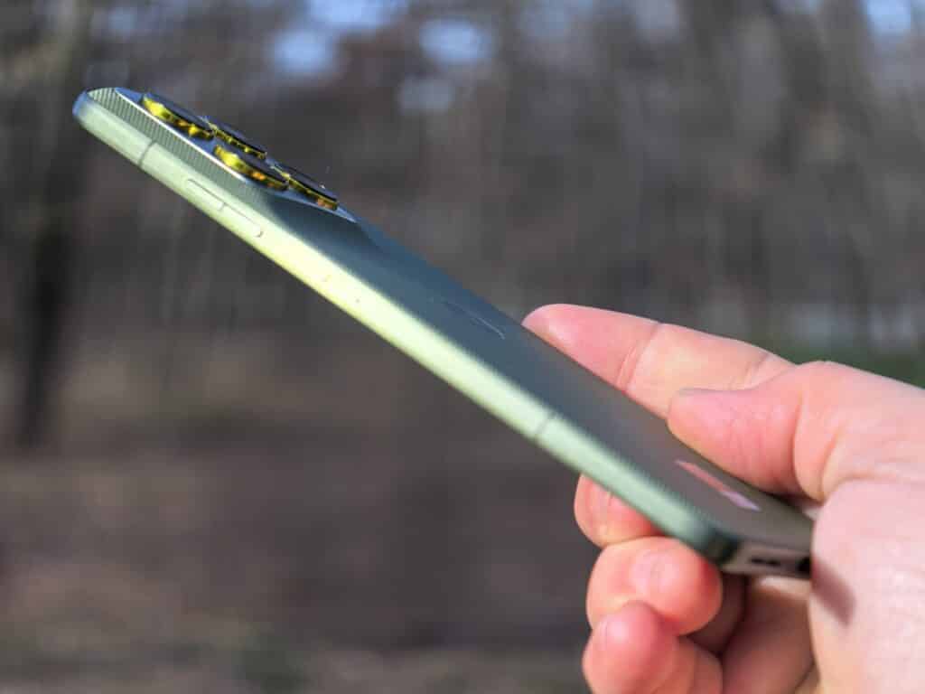 Най-тънкият телефон с най-голямата батерия? Motorola Edge 70 обърка целия пазар
