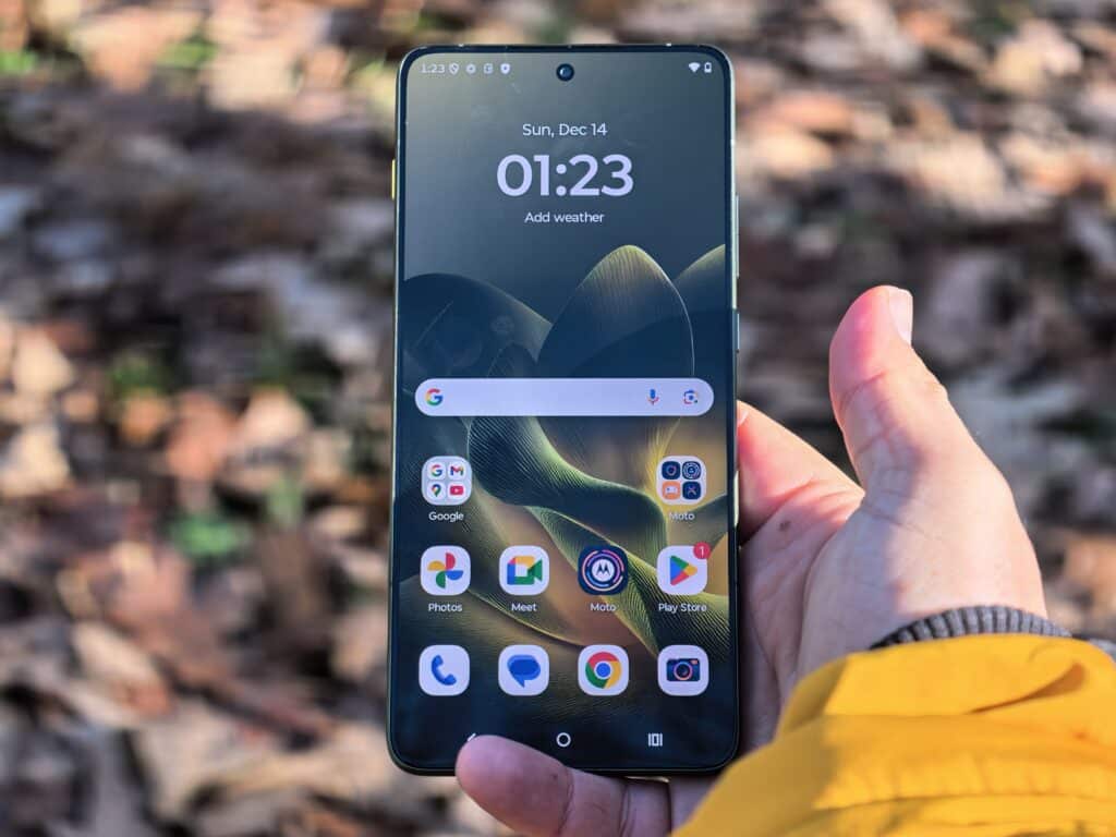 Най-тънкият телефон с най-голямата батерия? Motorola Edge 70 обърка целия пазар