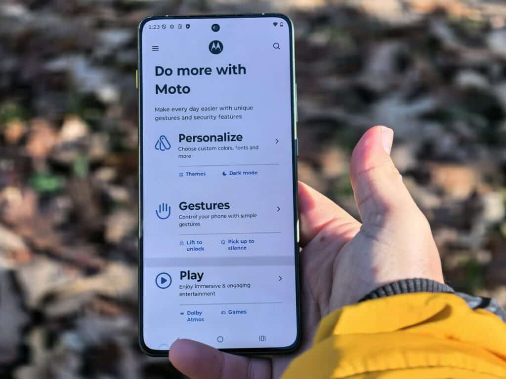 Най-тънкият телефон с най-голямата батерия? Motorola Edge 70 обърка целия пазар