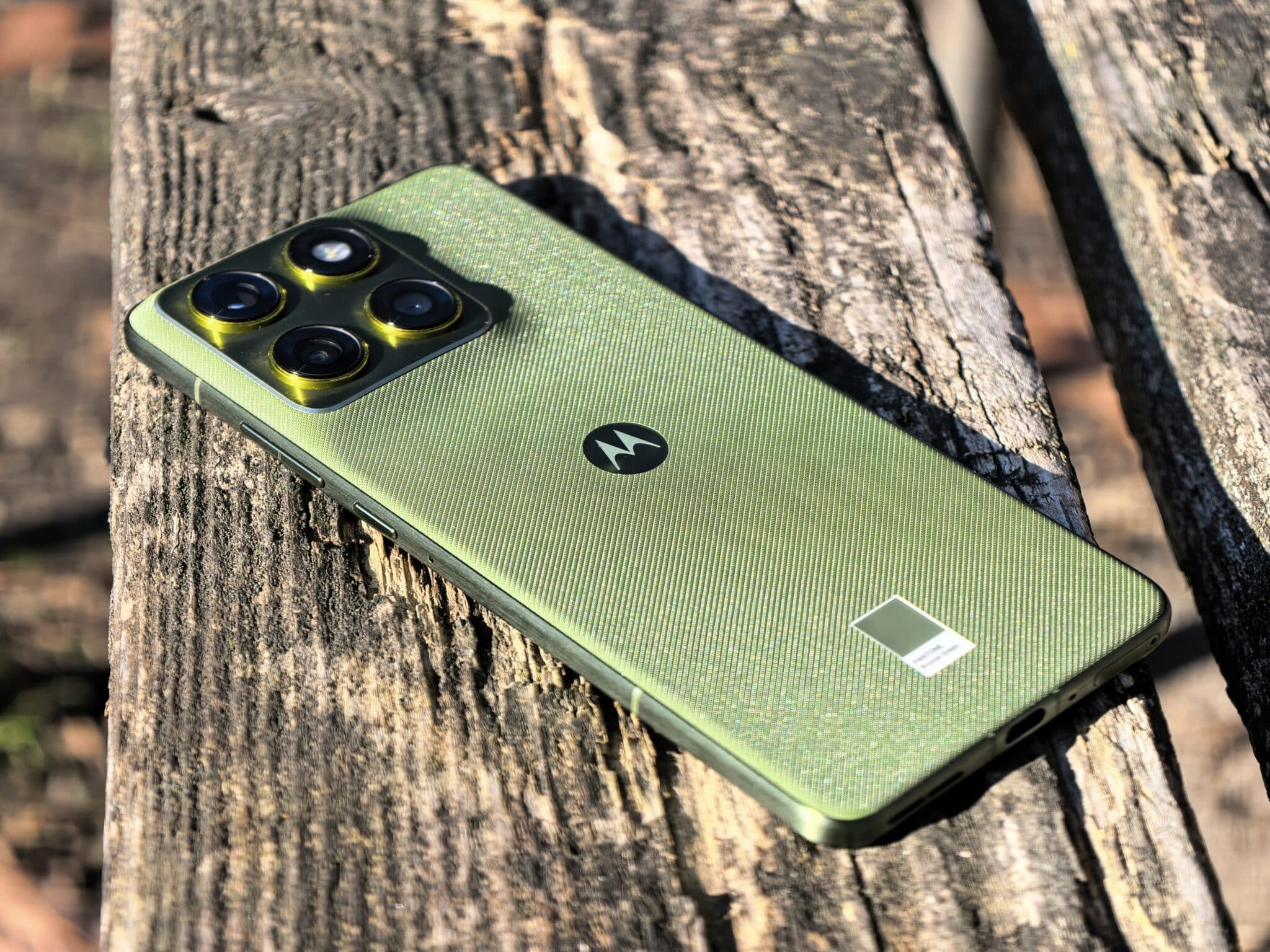 Най-тънкият телефон с най-голямата батерия? Motorola Edge 70 обърка целия пазар