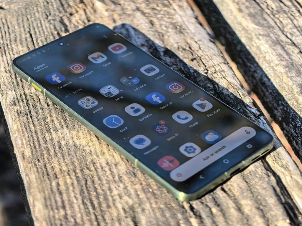 Най-тънкият телефон с най-голямата батерия? Motorola Edge 70 обърка целия пазар