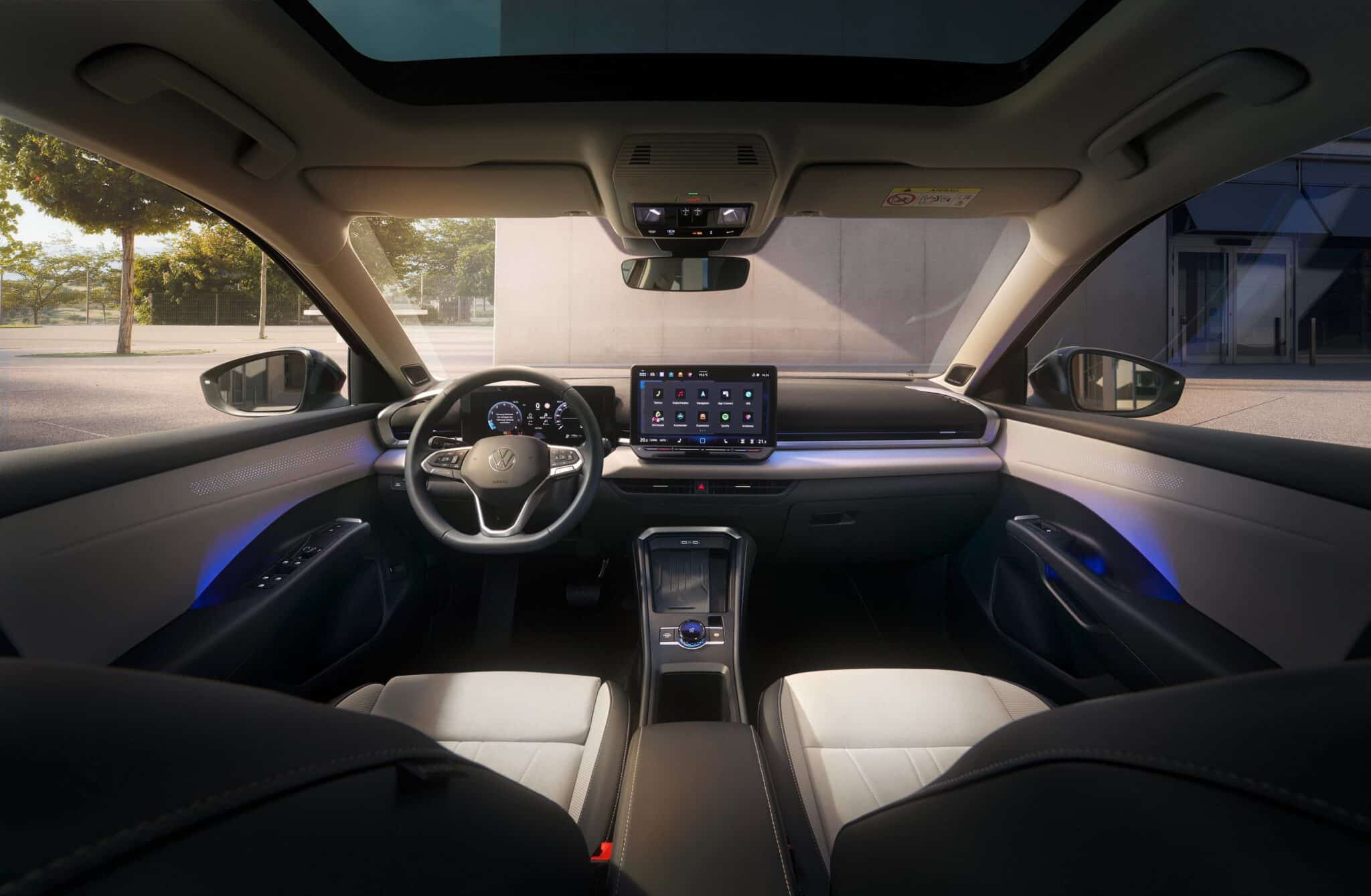 Новият Volkswagen T-Roc вече е в България: по-голям, по-хибриден и много по-технологичен