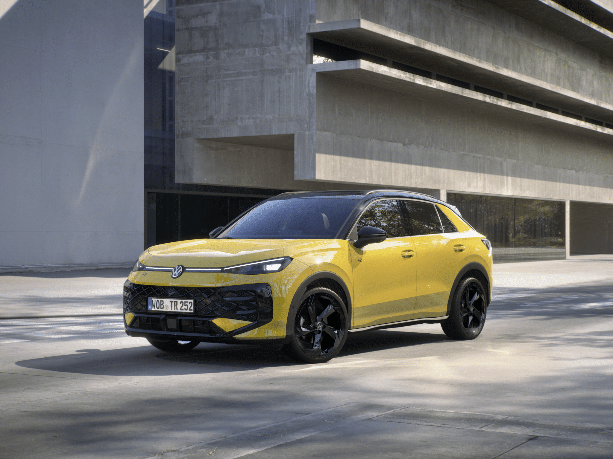 Новият Volkswagen T-Roc вече е в България: по-голям, по-хибриден и много по-технологичен