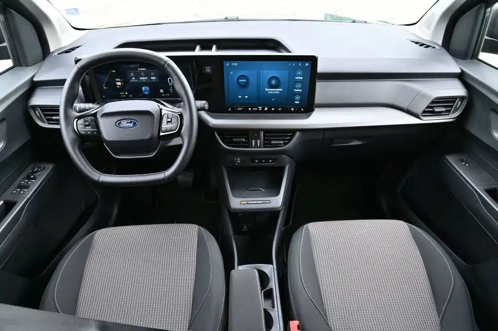 Защо дизеловите бусове вече изостават: тест на Ford E-Courier в реални условия в София