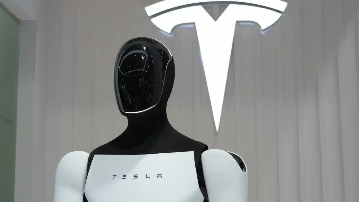 Роботът на Tesla се сгромоляса на събитие – а един странен жест издаде още по-голям проблем