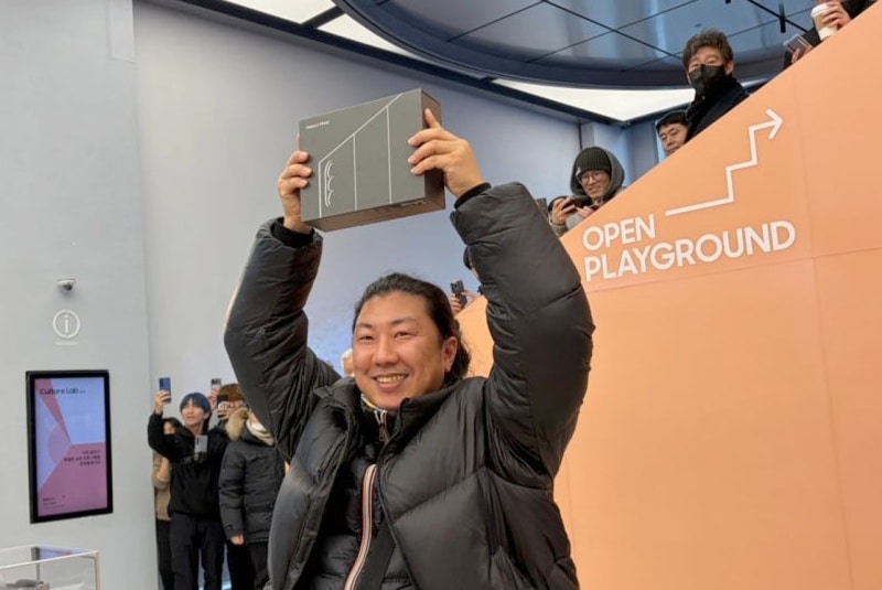 Първата партида от тройно-сгъваемия смартфон Samsung Galaxy Z TriFold беше изкупена за броени минути