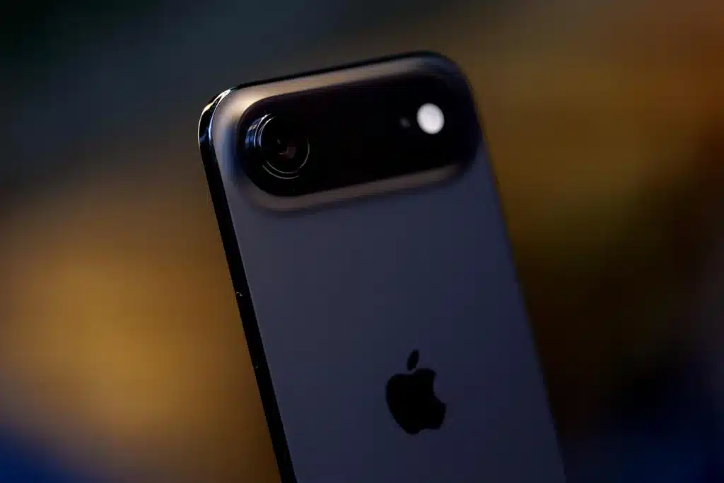 Търговците по целия свят масово намаляват цените на iPhone Air поради слабото търсене