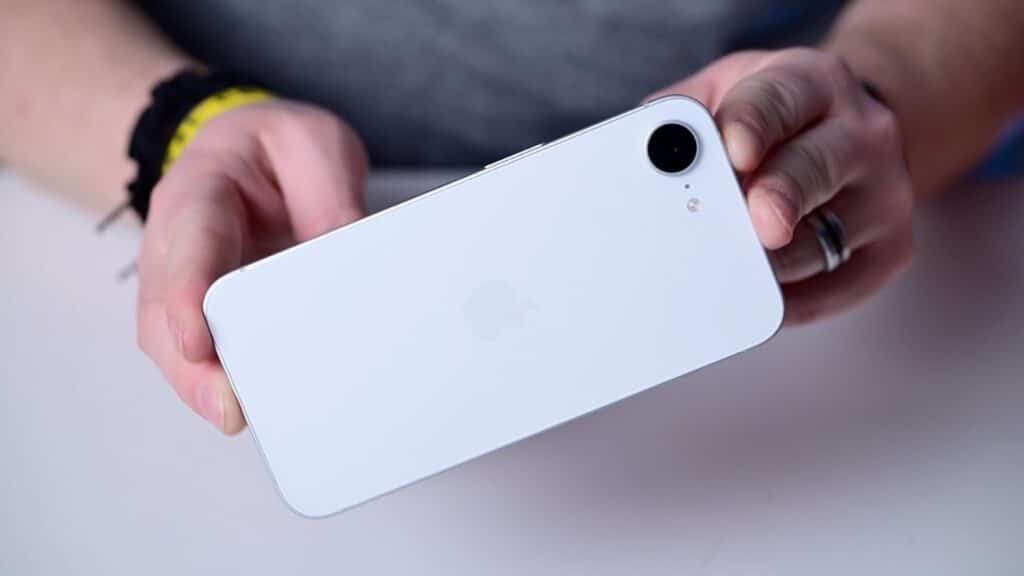 Apple окончателно финализира дизайна на iPhone 17e. По какво ще се отличава новият достъпен Айфон от iPhone 16e