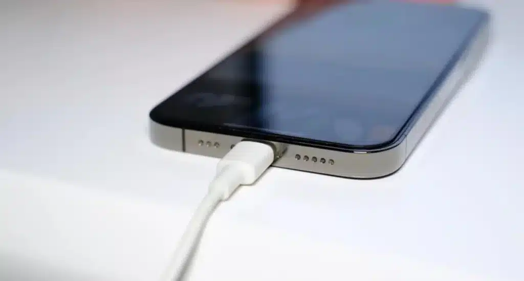 Apple призова потребителите на iPhone да се откажат от един опасен навик