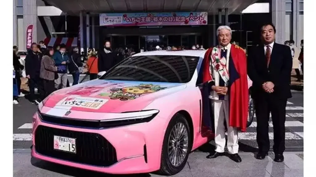 Toyota Crown се трансформира в сензационен розов седан
