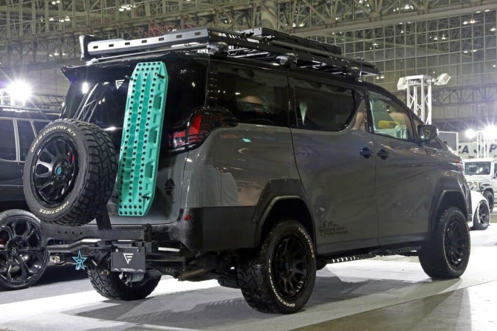 Toyota трансформира семейния миниван в Land Cruiser за асфалт и лек офроуд