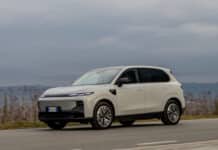 Хибрид, който се държи като електромобил: Leapmotor показа различен път към електрификацията в Брюксел