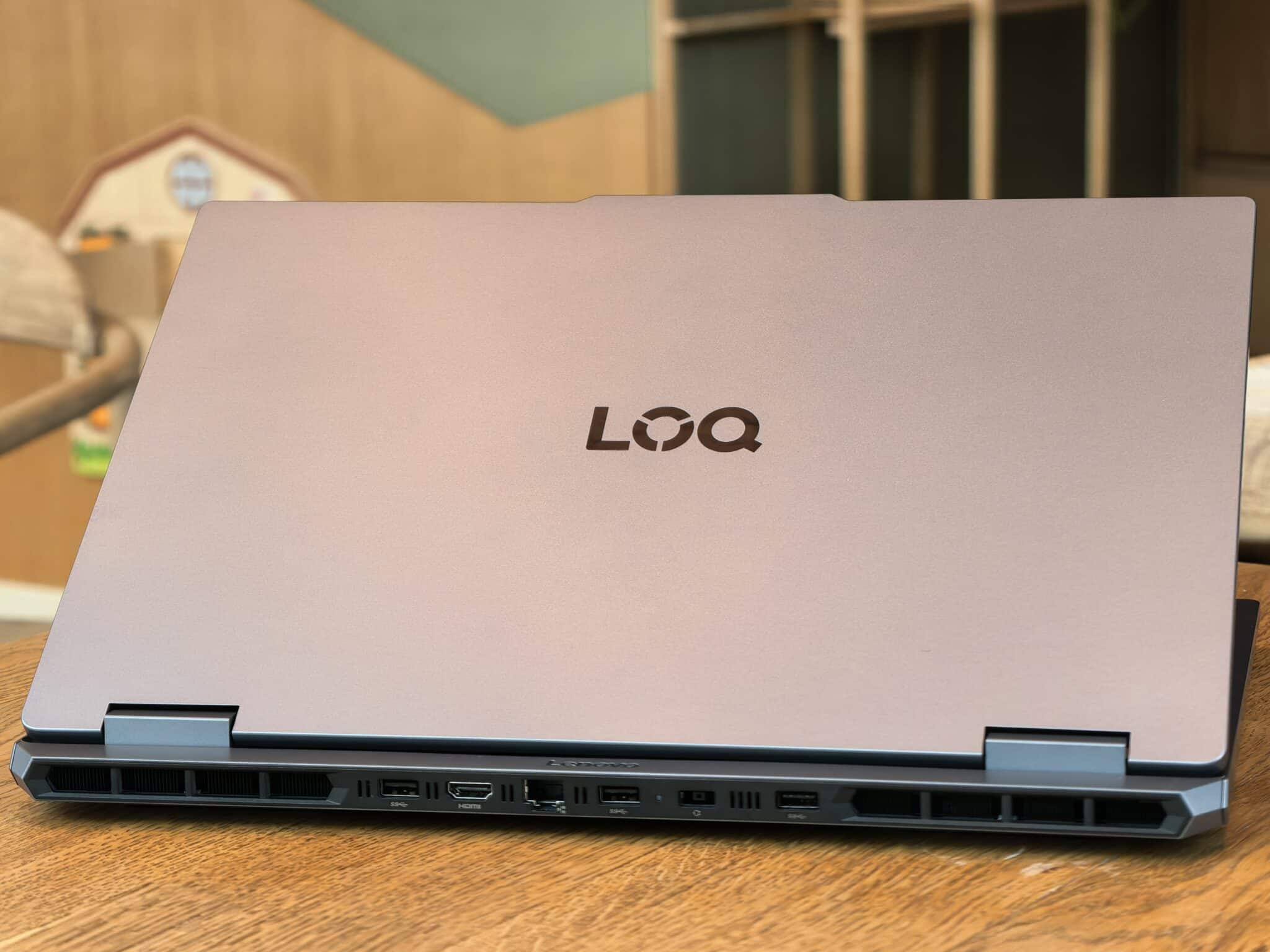 Геймърски звяр вечер, работен инструмент през деня: Lenovo LOQ 17 ни изненада
