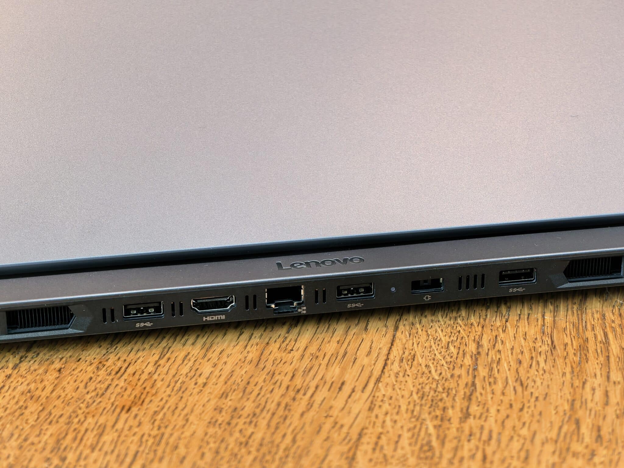 Геймърски звяр вечер, работен инструмент през деня: Lenovo LOQ 17 ни изненада