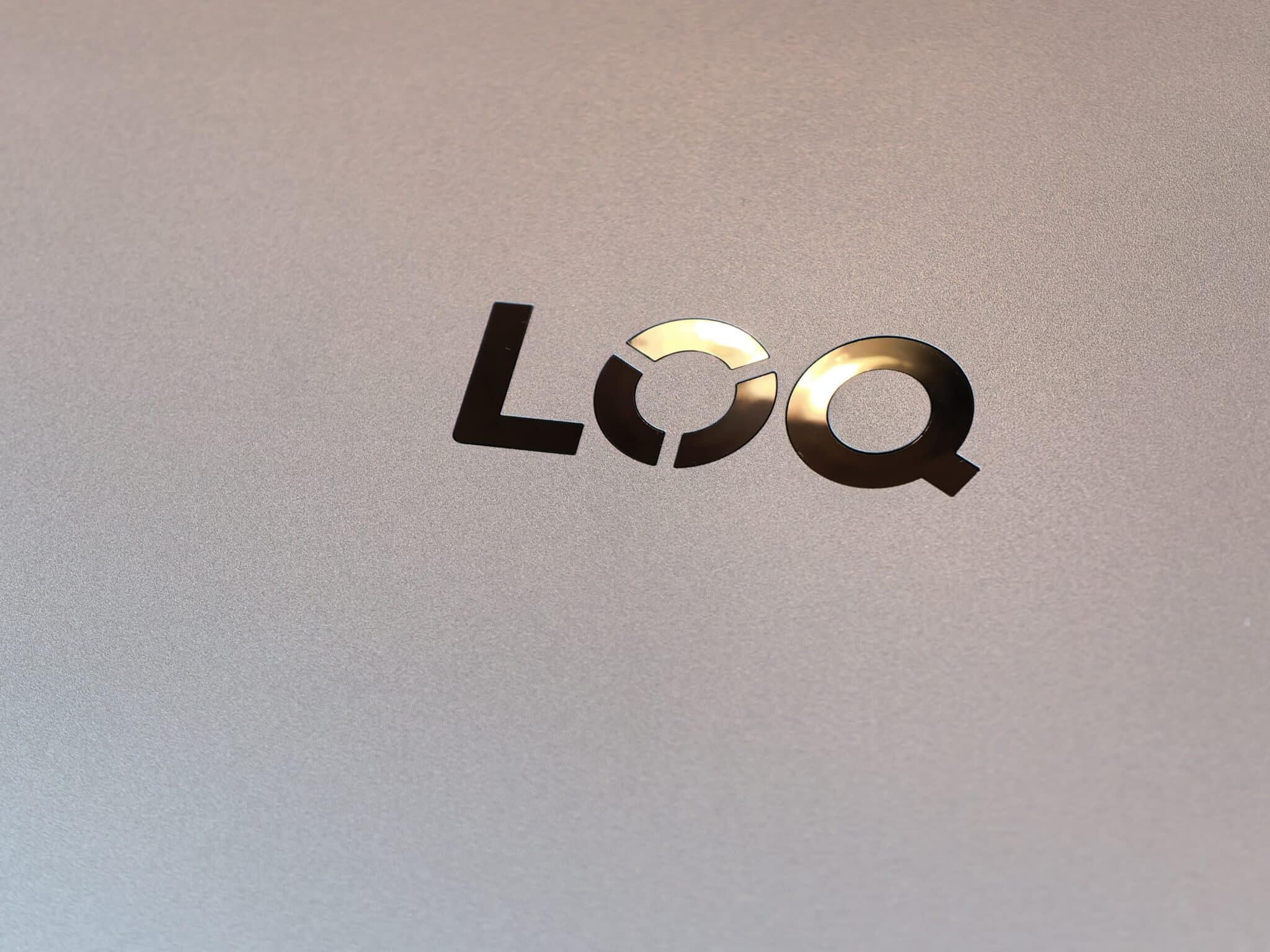 Геймърски звяр вечер, работен инструмент през деня: Lenovo LOQ 17 ни изненада