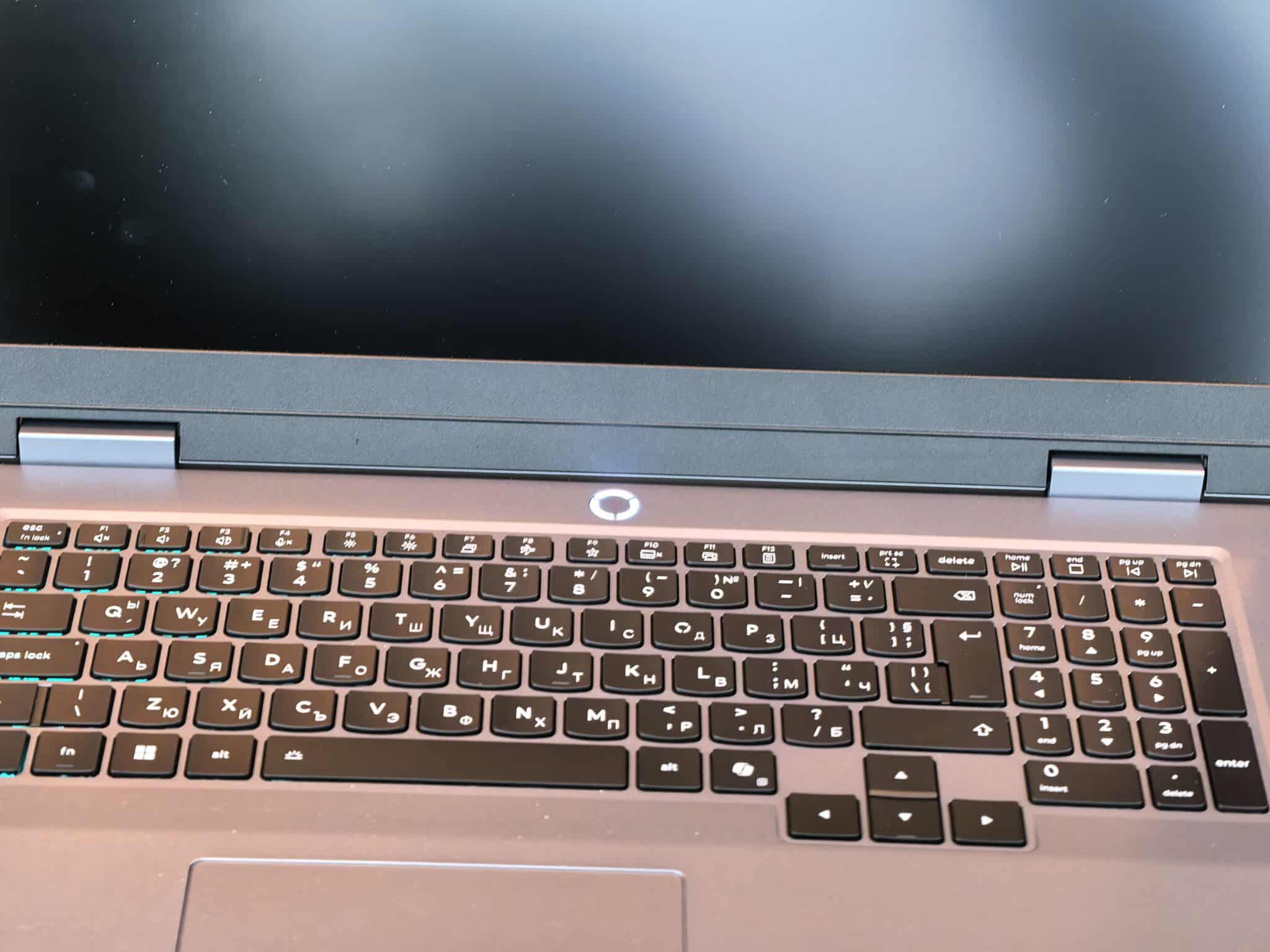 Геймърски звяр вечер, работен инструмент през деня: Lenovo LOQ 17 ни изненада