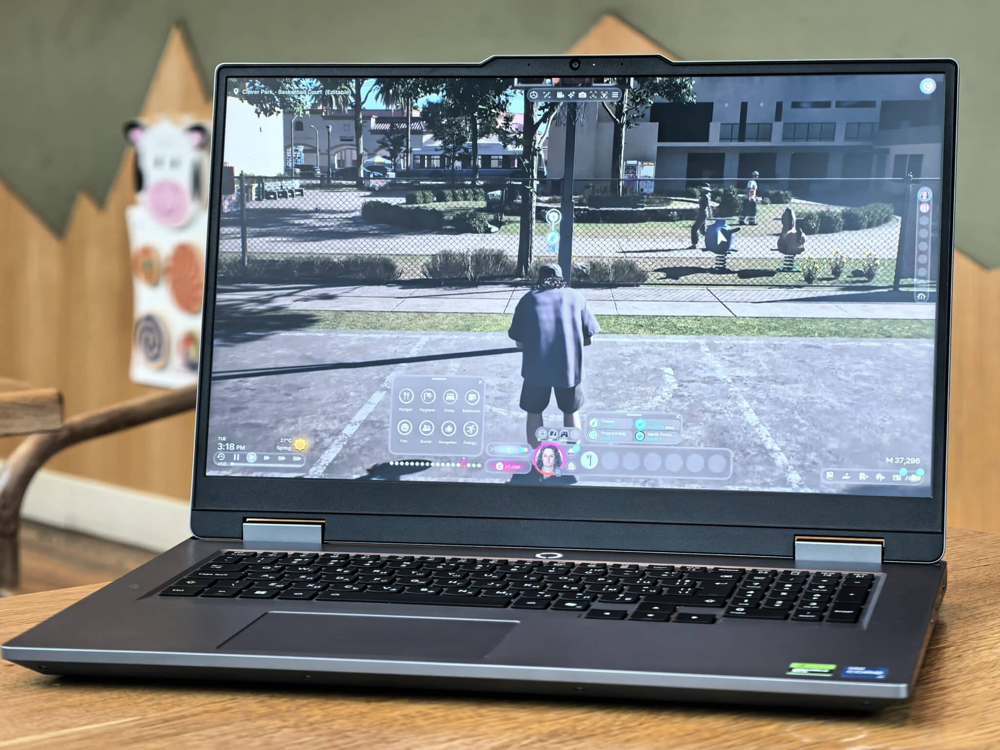 Геймърски звяр вечер, работен инструмент през деня: Lenovo LOQ 17 ни изненада