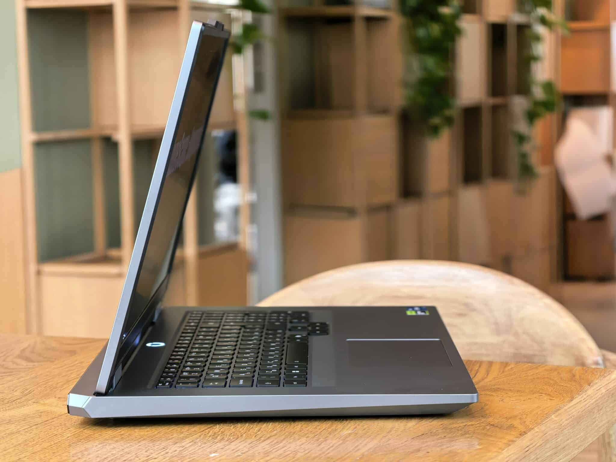 Геймърски звяр вечер, работен инструмент през деня: Lenovo LOQ 17 ни изненада