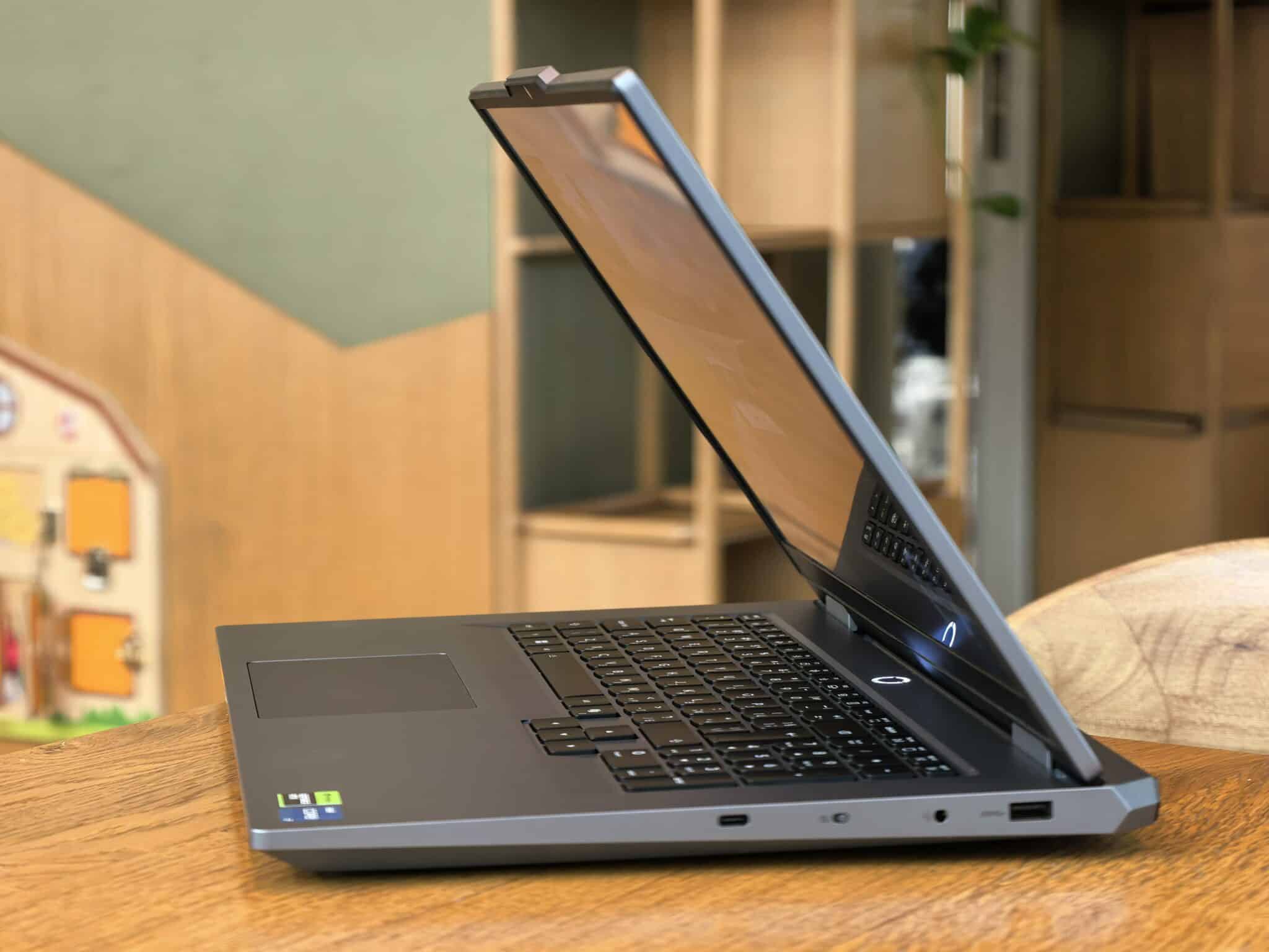 Геймърски звяр вечер, работен инструмент през деня: Lenovo LOQ 17 ни изненада