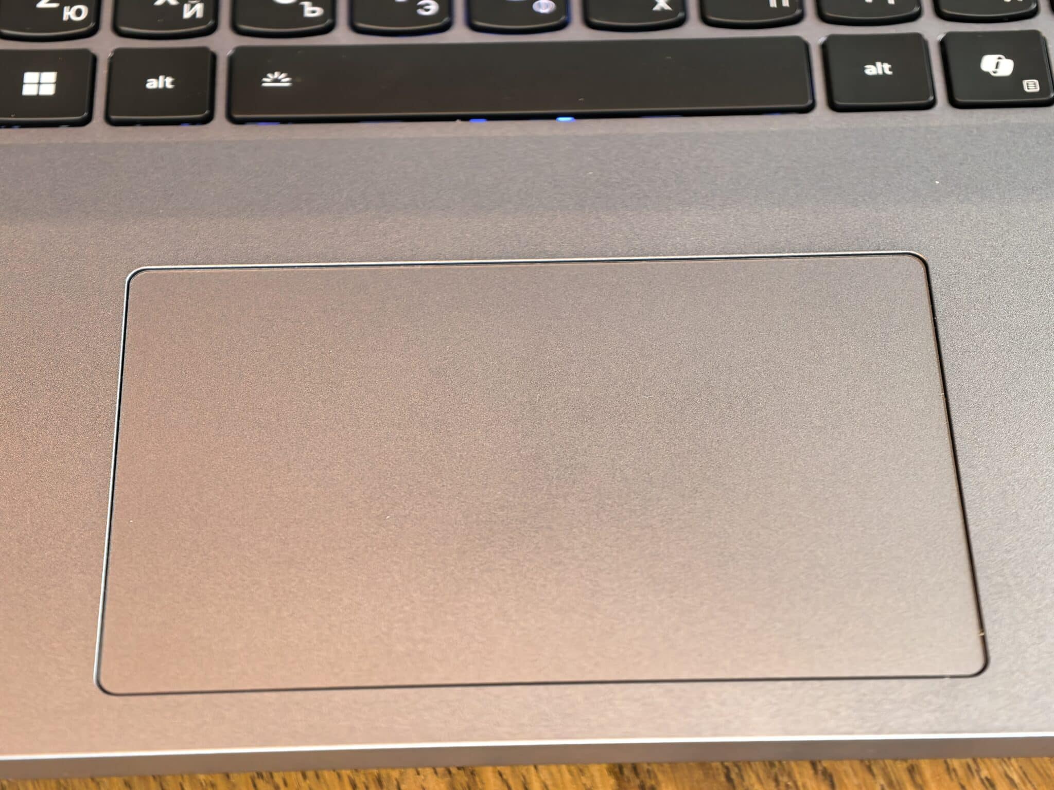 Геймърски звяр вечер, работен инструмент през деня: Lenovo LOQ 17 ни изненада