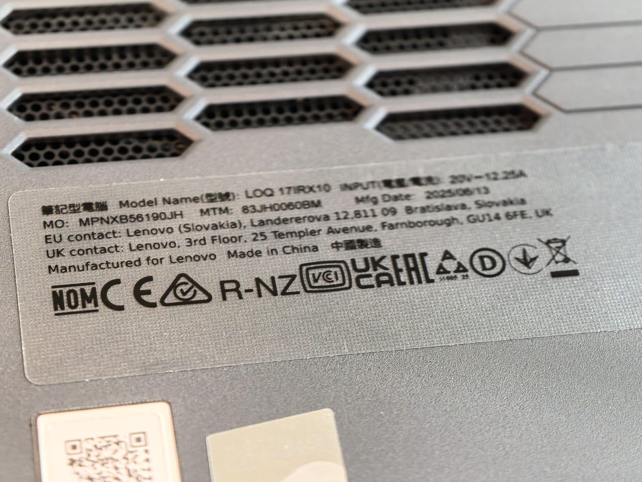 Геймърски звяр вечер, работен инструмент през деня: Lenovo LOQ 17 ни изненада