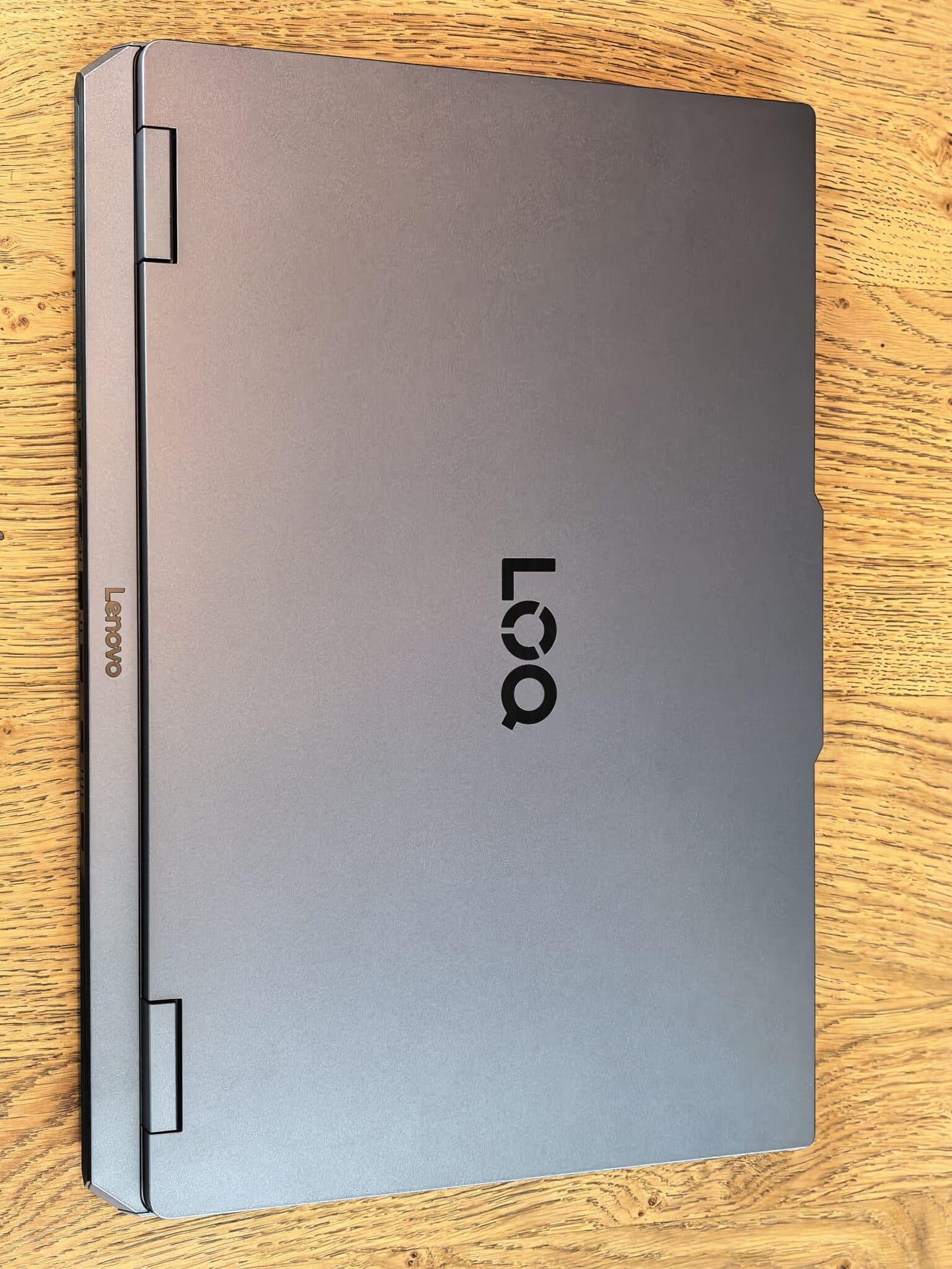 Геймърски звяр вечер, работен инструмент през деня: Lenovo LOQ 17 ни изненада