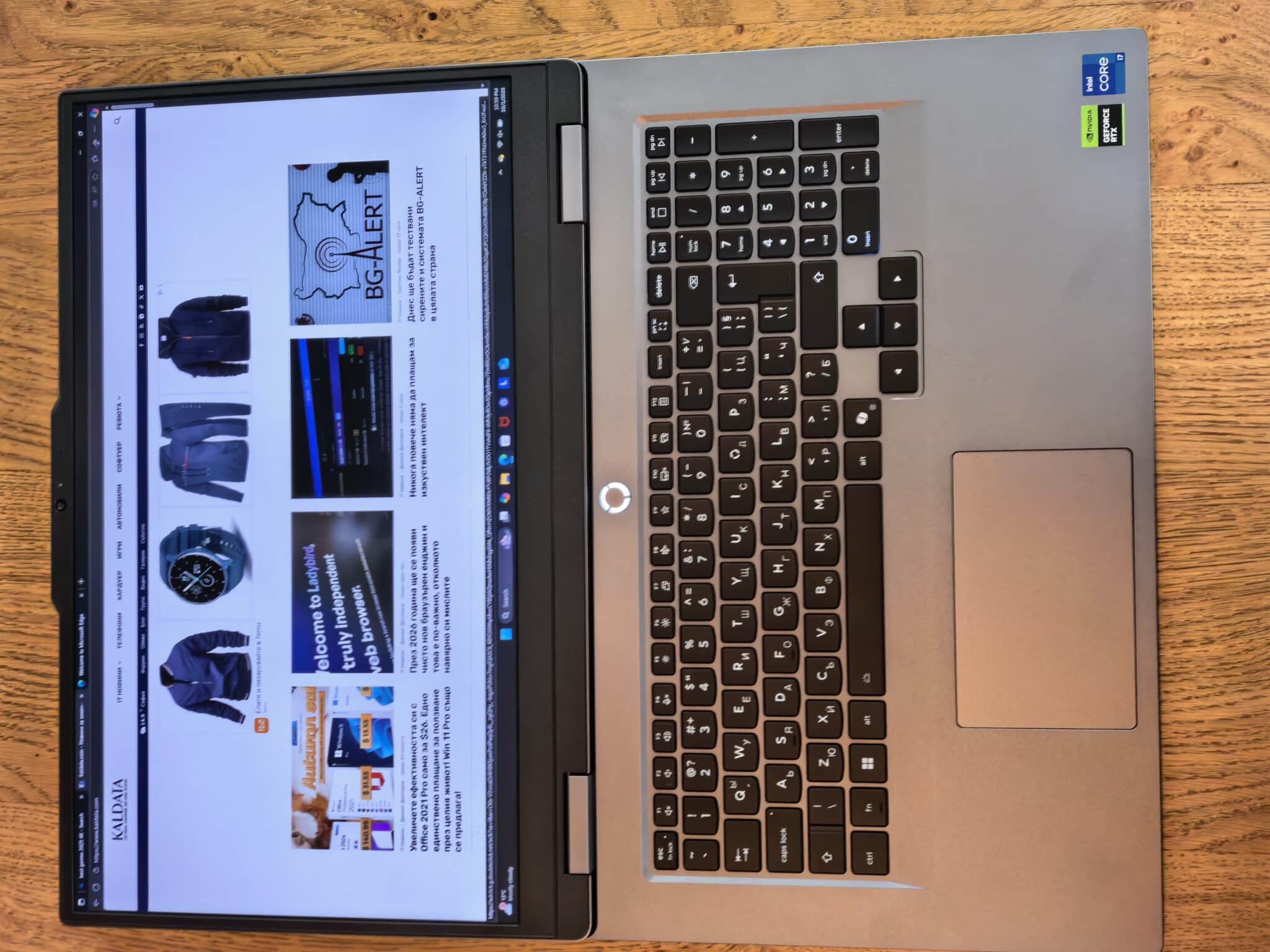 Геймърски звяр вечер, работен инструмент през деня: Lenovo LOQ 17 ни изненада
