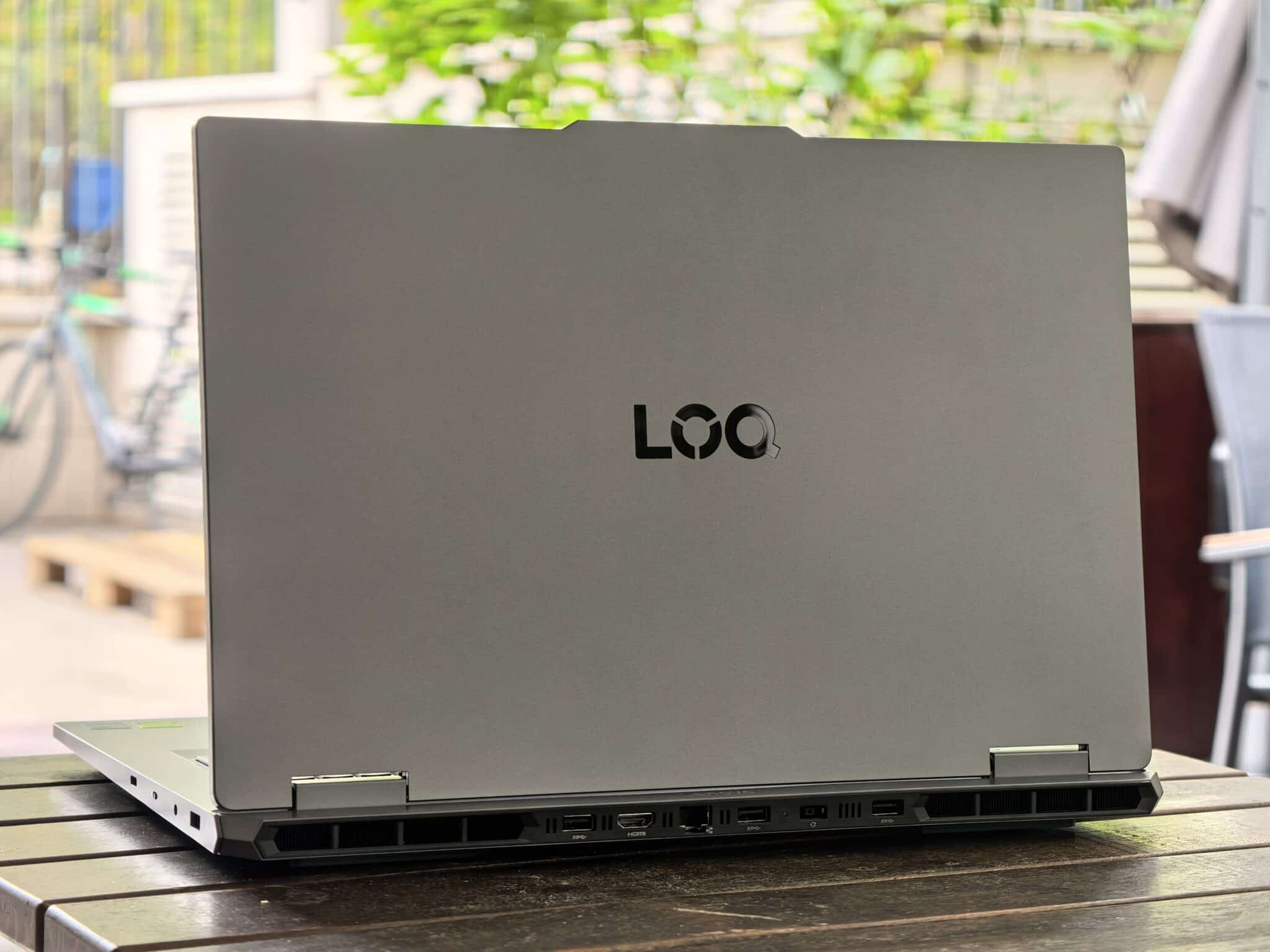 Геймърски звяр вечер, работен инструмент през деня: Lenovo LOQ 17 ни изненада
