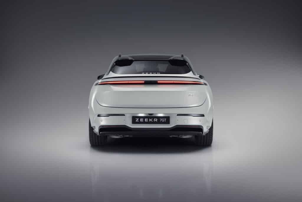 Zeekr хвърля ръкавицата на Европа: новият Zeekr 7GT ускорява до 100 км/ч за 3,3 сек и зарежда за минути