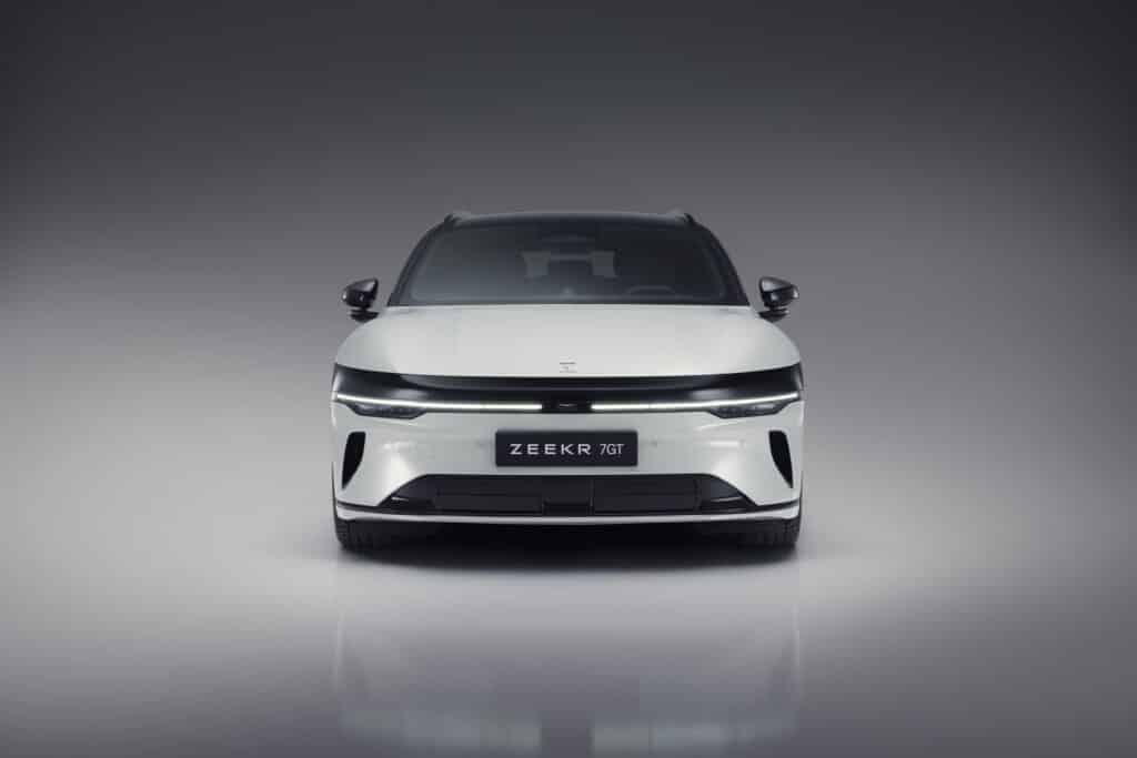 Zeekr хвърля ръкавицата на Европа: новият Zeekr 7GT ускорява до 100 км/ч за 3,3 сек и зарежда за минути
