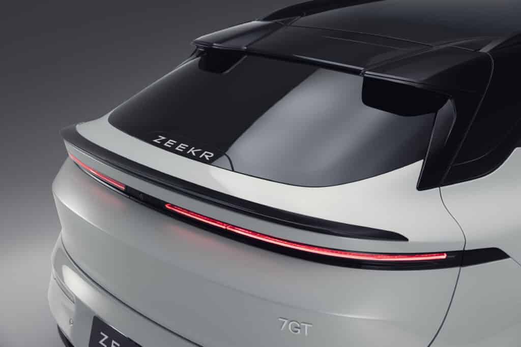 Zeekr хвърля ръкавицата на Европа: новият Zeekr 7GT ускорява до 100 км/ч за 3,3 сек и зарежда за минути