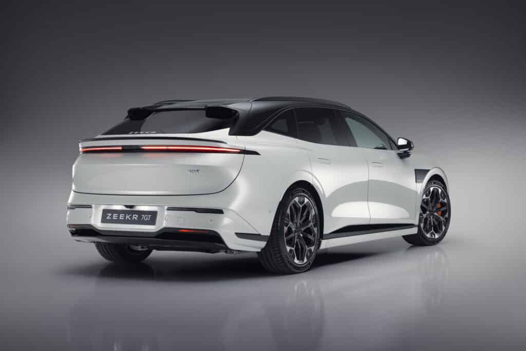 Zeekr хвърля ръкавицата на Европа: новият Zeekr 7GT ускорява до 100 км/ч за 3,3 сек и зарежда за минути