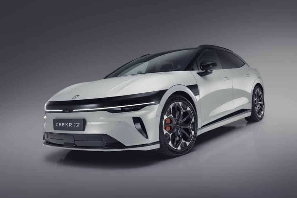 Zeekr хвърля ръкавицата на Европа: новият Zeekr 7GT ускорява до 100 км/ч за 3,3 сек и зарежда за минути