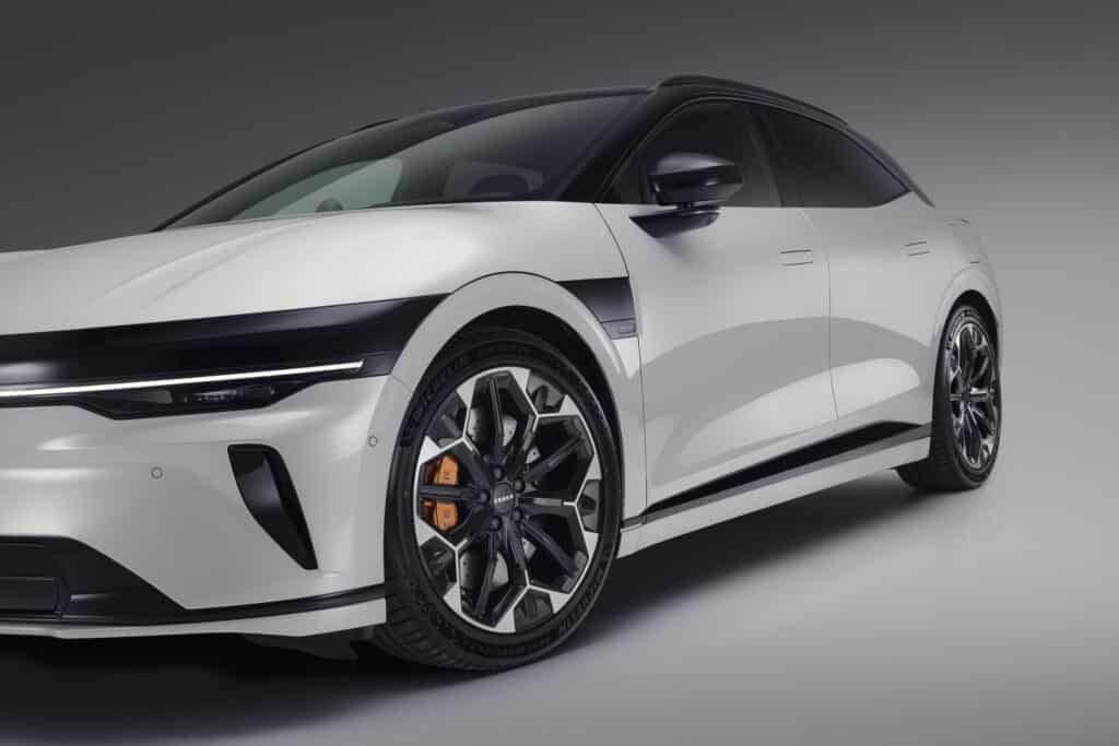 Zeekr хвърля ръкавицата на Европа: новият Zeekr 7GT ускорява до 100 км/ч за 3,3 сек и зарежда за минути