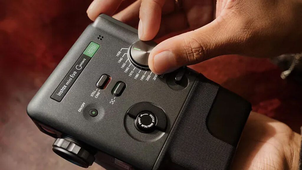 Fujifilm представи фотоапарата за мигновен печат в ретро стил Instax Mini Evo Cinema, който може да снима и видео