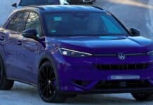 Следващият VW T-Roc R е забелязан с минимална маскировка