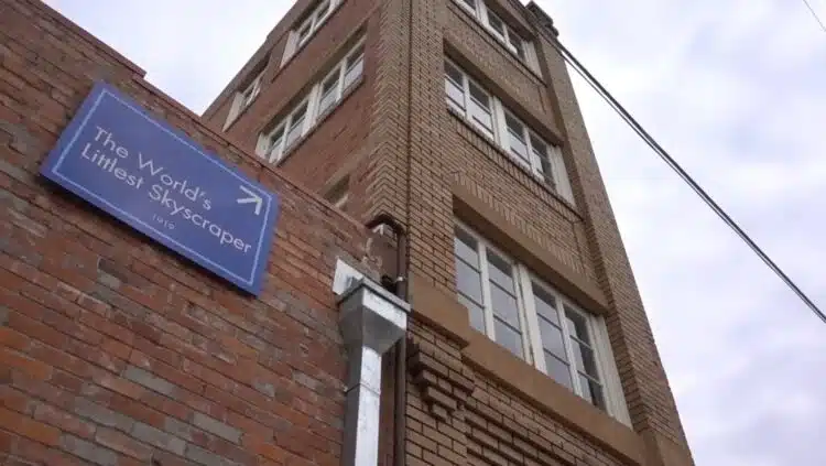 Най-малкият небостъргач в света с размерите на пететажна сграда: историята на една гениална измама