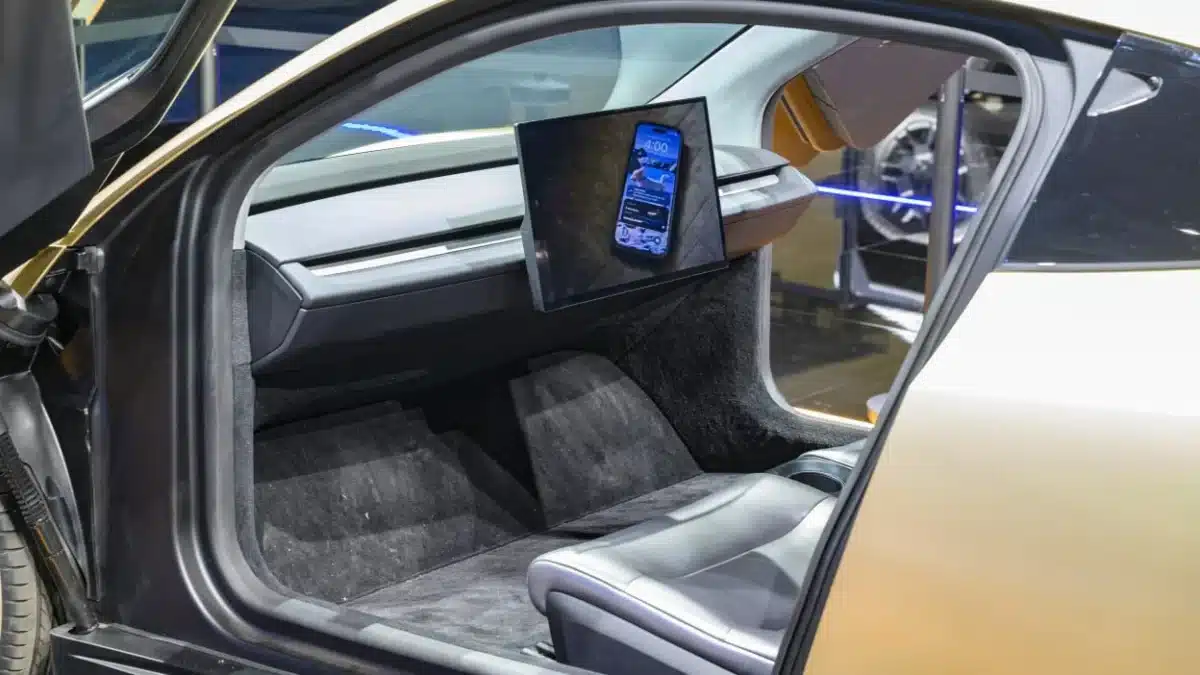 Tesla пусна първия сериен Cybercab – роботакси без волан и педали