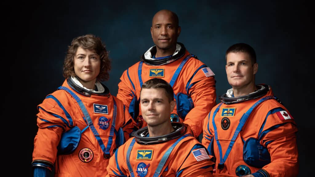NASA ще позволи на астронавтите да вземат iPhone-и на Луната