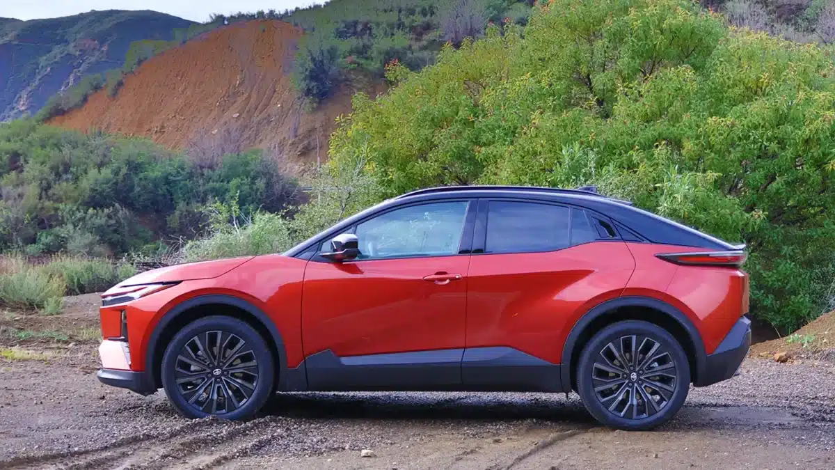Toyota C-HR EV излиза на пътя като компактен автомобил от следващо поколение