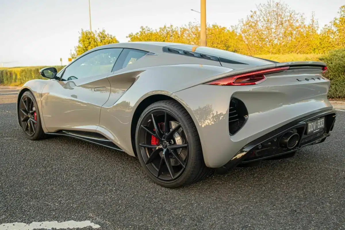 Lotus Emira Turbo SE покорява пистата и сърцата